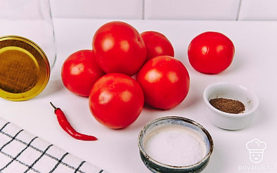 Помойте помидоры, простерилизуйте банку удобным для вас способом.