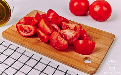 Нарежьте томаты.