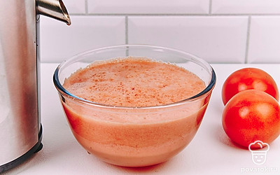 Пропустите томаты через соковыжималку или измельчите блендером.