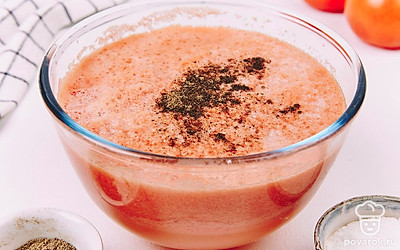 Добавьте соль и специи по вкусу. Перемешайте.