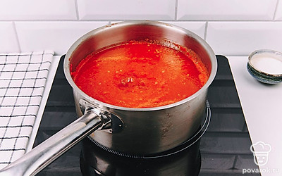 Перелейте сок в кастрюлю и поставьте на плиту. Варите в течение 30 минут, снимая образовавшуюся пенку.