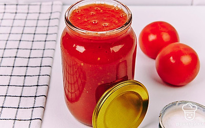 Перелейте горячий сок в банку и закрутите.