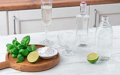 Подготовьте шейкер, высокий бокал Хайбол гибралтар, стрейнер, коктейльную ложку и мадлер. Помойте и обсушите листья базилика.