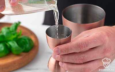 Налейте в шейкер настойку и игристое вино. Добавьте кубики льда до верха. Закройте шейкер и аккуратно пару раз взболтайте его содержимое.