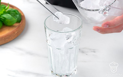 Наполните высокий бокал кубиками льда. Перелейтев него коктейль через стрейнер или ситечко.