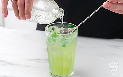 Влейте спрайт и аккуратно перемешайте напиток коктейльной ложкой.