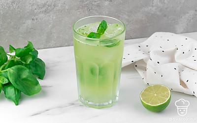 Украсьте коктейль листиками свежего базилика.
