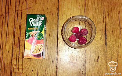 Ягоды малины помойте и заморозьте. Замороженные ягоды выложите в бокал. 