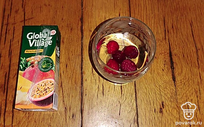 Добавьте в бокал порцию водки.