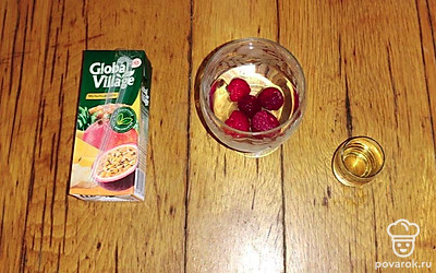 Затем налейте джин.