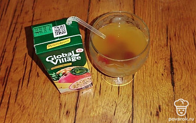 Добавьте охлажденный сок. Аккуратно перемешайте коктейль.