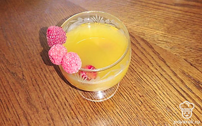 Коктейль подавайте, украсив бокал свежими ягодами малины.