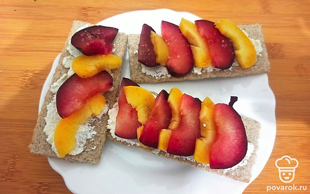 Хлебцы с творогом, сливой и абрикосом — Рецепт с фото