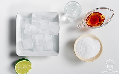 Отмерьте нужное количество всех ингредиентов. Помойте лайм, отрежьте дольку, из остального выжмите сок.