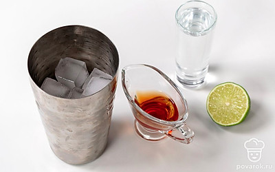 Поместите лед в шейкер. Налейте текилу, апельсиновый ликер и сок лайма. Интенсивно встряхните коктейль в течение 8-10 секунд.