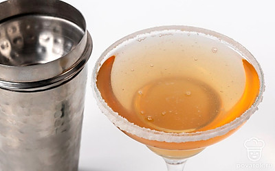 Перелейте коктейль из шейкера в бокал через ситечко.