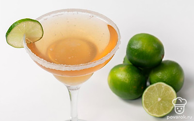 Украсьте бокал долькой лайма. Подайте коктейль с тонкими ломтиками хамона или морепродуктами, приготовленными на гриле.