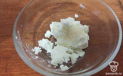 Творог перемешайте с сахаром.
