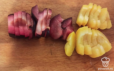 У сливы и абрикоса удалите косточки и нарежьте фрукты тонкими ломтиками.