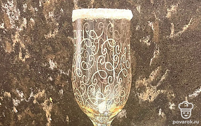 Долькой лимона протереть край бокала и окунуть в сахарный песок.