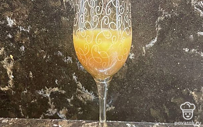 Аккуратно добавить персиковый сок.