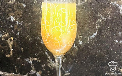 Долить шампанское. Можно подавать.