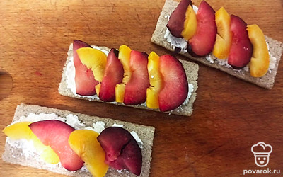 Выложите ломтики сливы и абрикоса, чередуя их между собой, как на фото. 