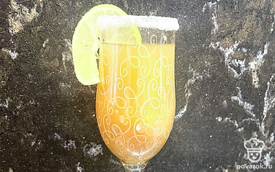 Можно добавить пару кубиков льда и украсить долькой лимона.