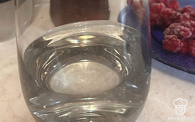 Налить в стакан тоник по вкусу.