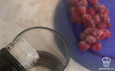 Добавить чуть-чуть алкоголя на выбор. У меня ром.