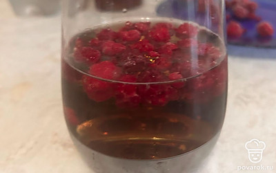 Выложить замороженную клубнику с мятой.