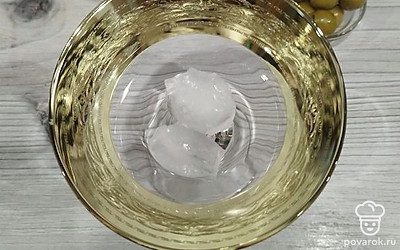 В мартинку добавляем два кубика льда.