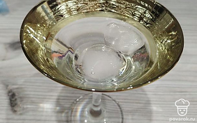 Аккуратно наливаем мартини.