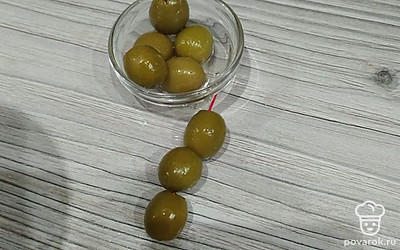 Собираем соломку. Для этого на зубочистку накалываем три оливки.