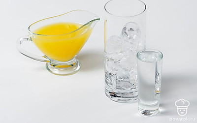 Наполните высокий бокал кубиками льда. Налейте в него сначала текилу, потом апельсиновый сок.