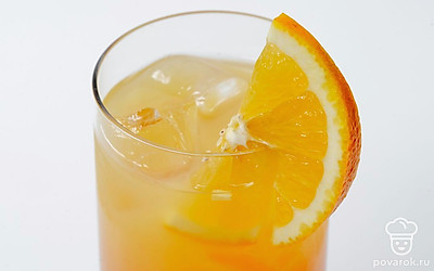 Сверху украсьте бокал долькой апельсина перед подачей. 