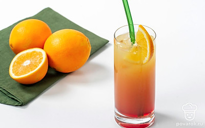 Вставьте в бокал коктейльную трубочку. Подайте напиток к мороженому или фруктам.