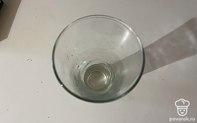 Затем в бокал для подачи влейте ром. 