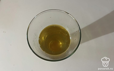 К рому добавьте белое вино. 