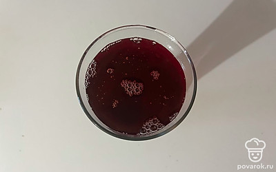 Туда же влейте вишневый сок, сахар и соль. Все ингредиенты перемешайте. 