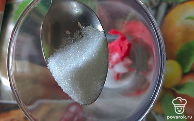 Всыпьте сахар. 