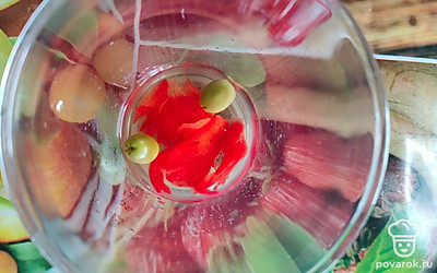 Влейте вино и добавьте оливки. 