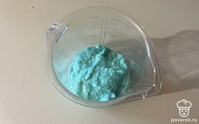 Мороженое, ликер кюрасао и голубой краситель пробейте блендером. 