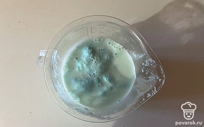 К голубому мороженому добавьте молоко. 