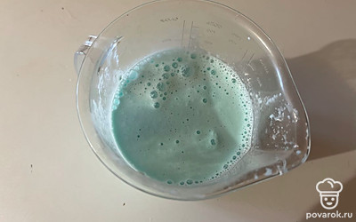 Взбейте коктейль миксером до легких пузырьков (как на фото). 