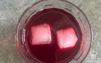 Выложить два кубика льда.