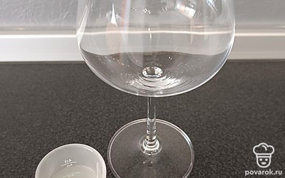 Отмерьте мерным стаканом 100 миллилитров спрайта и перелейте его в бокал для вина.