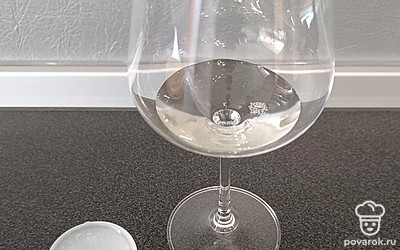 50 миллилитров белого вина влейте в бокал со спрайтом.