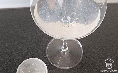 Добавьте 50 миллилитров ликера «Амаретто».