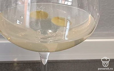 Выложите в коктейль оливки и все перемешайте. 